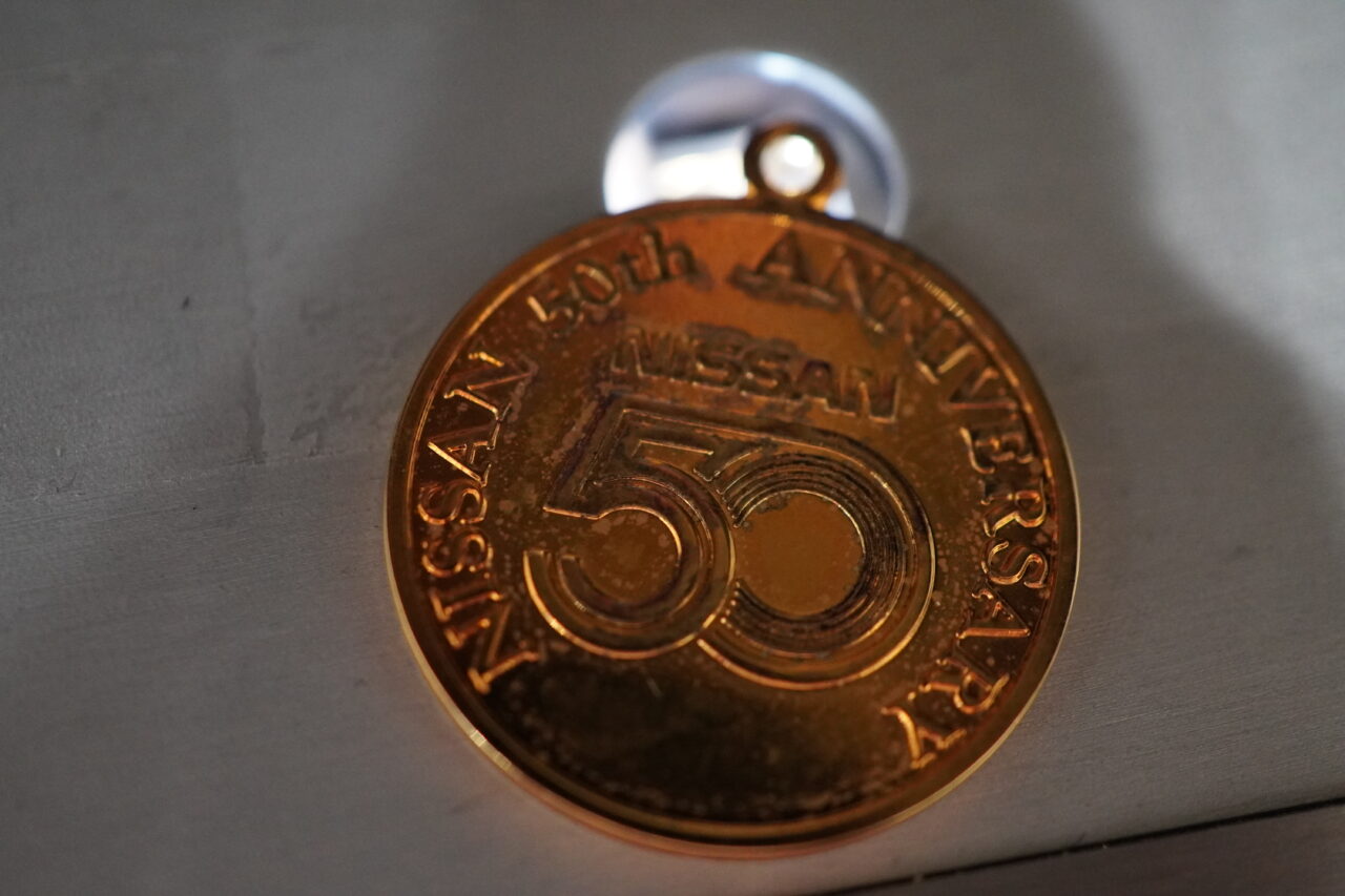 金ピカでも金じゃない？NISSAN 50周年記念メダルを徹底検証 - 660円で
